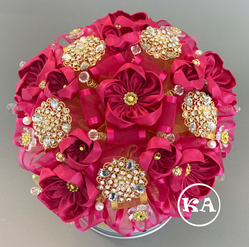 kn-021 quinceanera bouquet fuchsia with gold